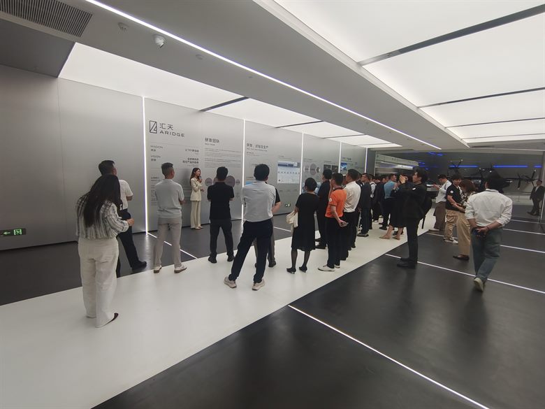 参观小鹏汇天展区