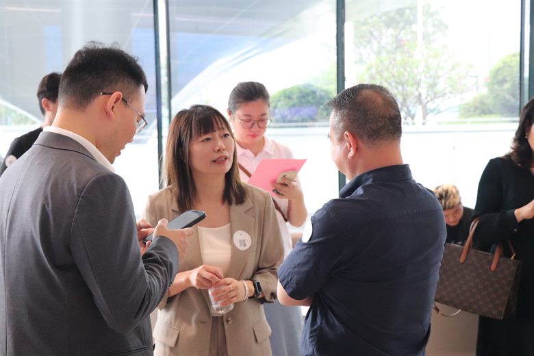 抵达接待 · 签到交流