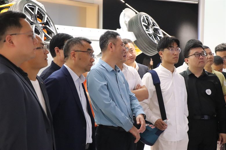 展厅参观 · 科技体验