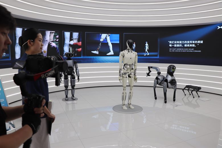 展厅参观 · 科技体验